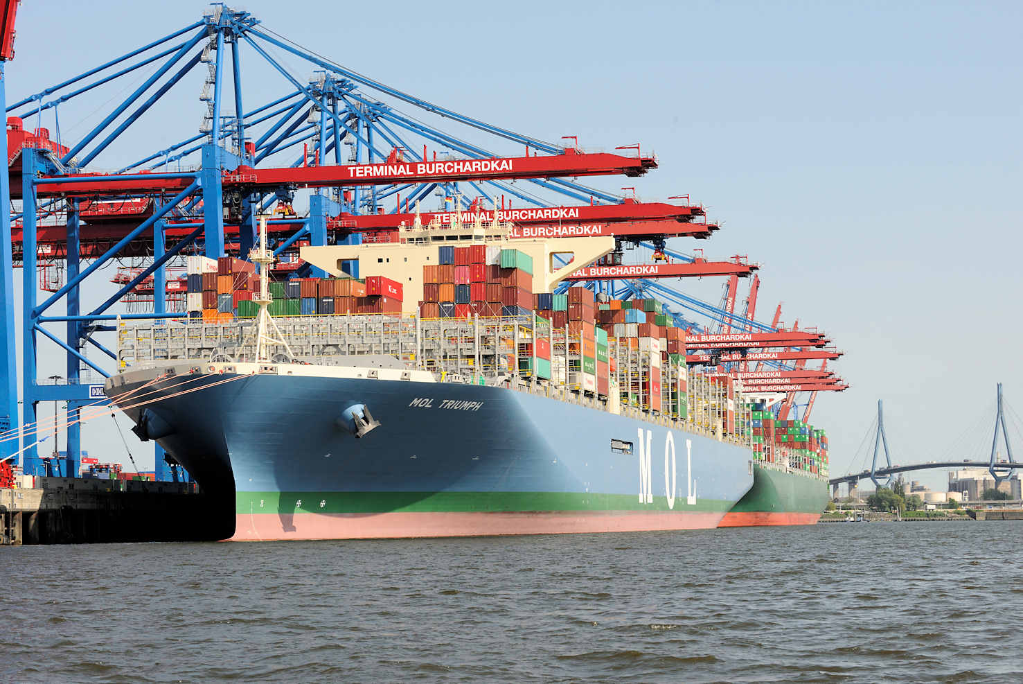 0367 Das Containerschiff MOL TRIUMPH liegt im Hafen Hamburgs. | Container Terminal Burchardkai CTB
